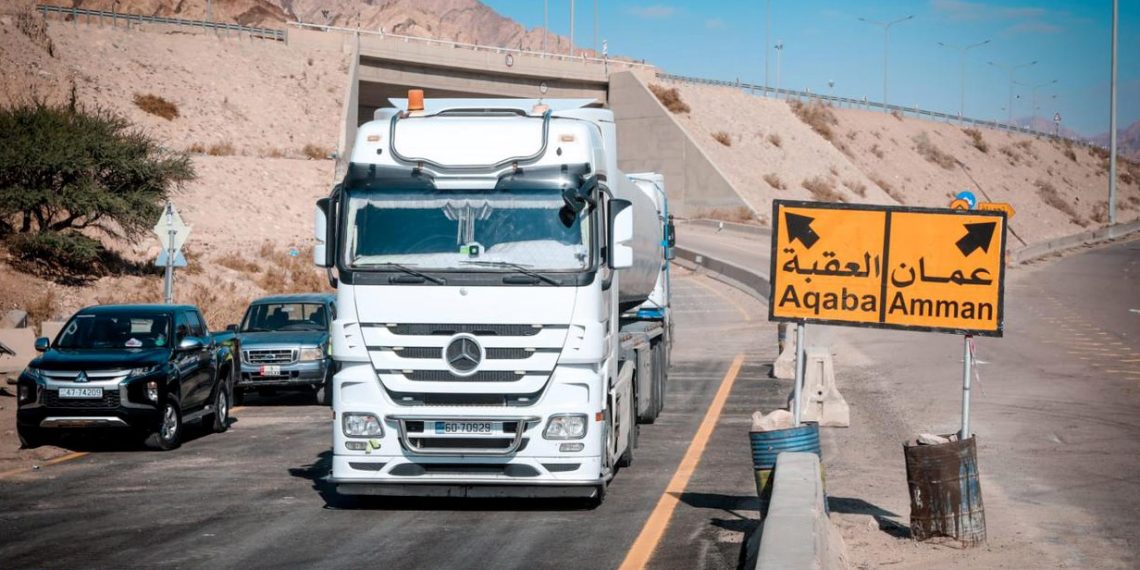 فتح جميع التحويلات على الطريق السريع الخلفي وجسر وادي اليتمّ في العقبة