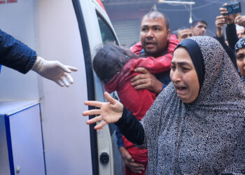 قصف من الجو والبحر .. الاحتلال يواصل وحشيته على قطاع غزة لليوم الـ57