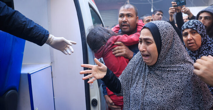 قصف من الجو والبحر .. الاحتلال يواصل وحشيته على قطاع غزة لليوم الـ57