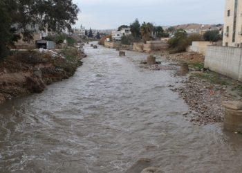 وزير الإدارة المحلية يوجه بتفقد البؤر الساخنة ومجاري الأودية والسيول والعبّارات