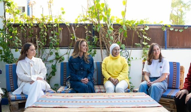 الملكة تلتقي عدداً من شابات وشباب العقبة