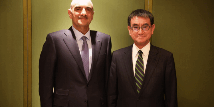 الخصاونة يلتقي وزير التحول الرقمي الياباني