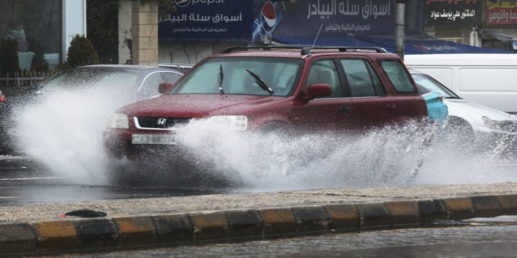 أجواء باردة جدًا اليوم وزخات من المطر