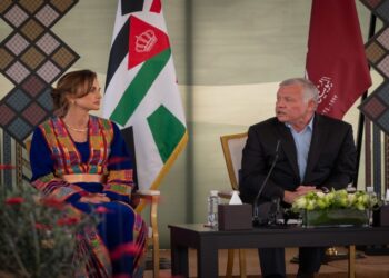 الملك يلتقي وجهاء وممثلين عن أبناء محافظة مأدبا