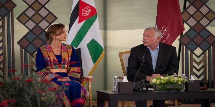 الملك يلتقي وجهاء وممثلين عن أبناء محافظة مأدبا