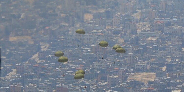 الجيش ينفذ 6 إنزالات جوية لمساعدات على شمال غزة