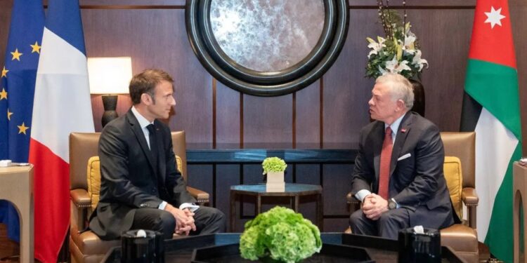 الملك يؤكد أهمية وقف التصعيد الإقليمي والإجراءات الإسرائيلية أحادية الجانب الملك يبحث مع ماكرون التطورات الخطيرة في المنطقة