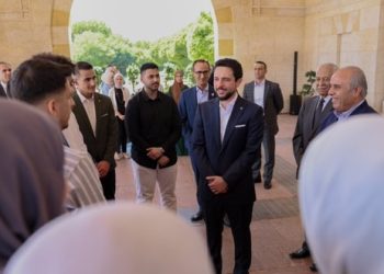 ولي العهد يكرم أوائل الثانوية العامة