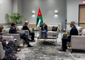 الملك يلتقي عمدة مدينة أرلينغتون في ولاية تكساس الأمريكية